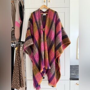 Wool poncho with toggle button.